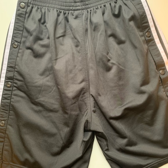 Mens black adidas sport shorts, fast removal with side snap buttons mens small - Picture 4 of 8